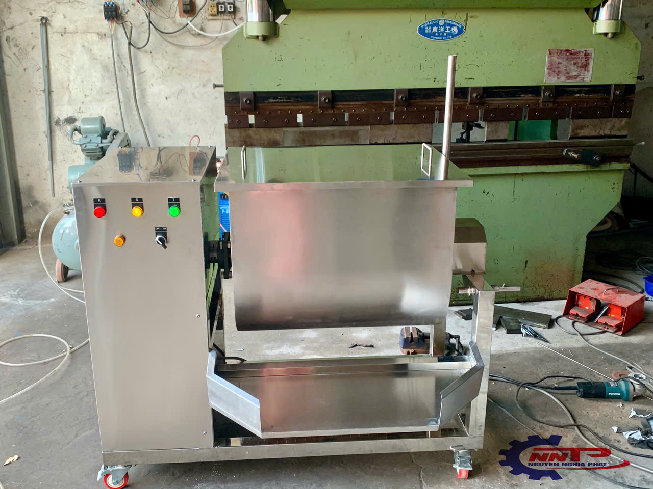 Máy trộn bột nằm ngang